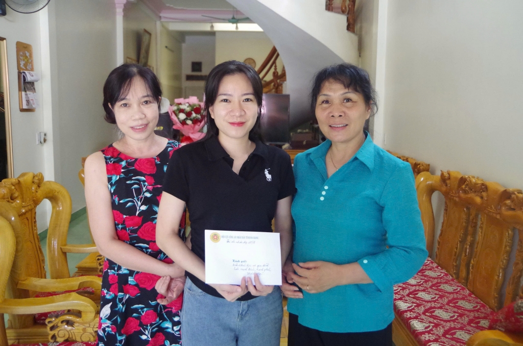 Hội Cựu CAND Hà Giang thăm hỏi, tặng quà thương binh, thân nhân liệt sĩ nhân dịp 27/7