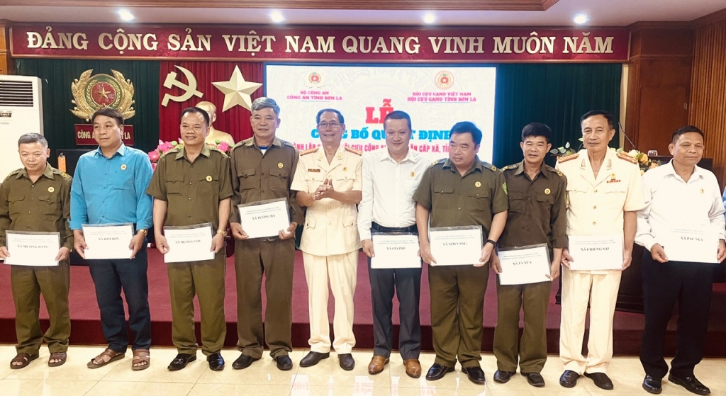 Sơn La: Công bố quyết định thành lập 62 Chi hội Cựu CAND cấp xã Sơn La: Công bố quyết định thành lập 62 Chi hội Cựu CAND cấp xã
