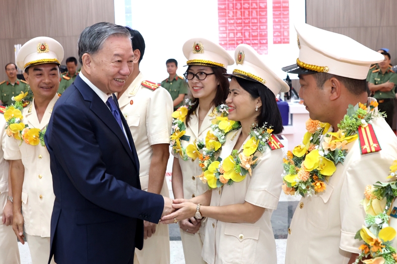 Tổng Bí thư: Đưa thi đua vào công việc hằng ngày, để từng CBCS đều có sáng kiến, hành động