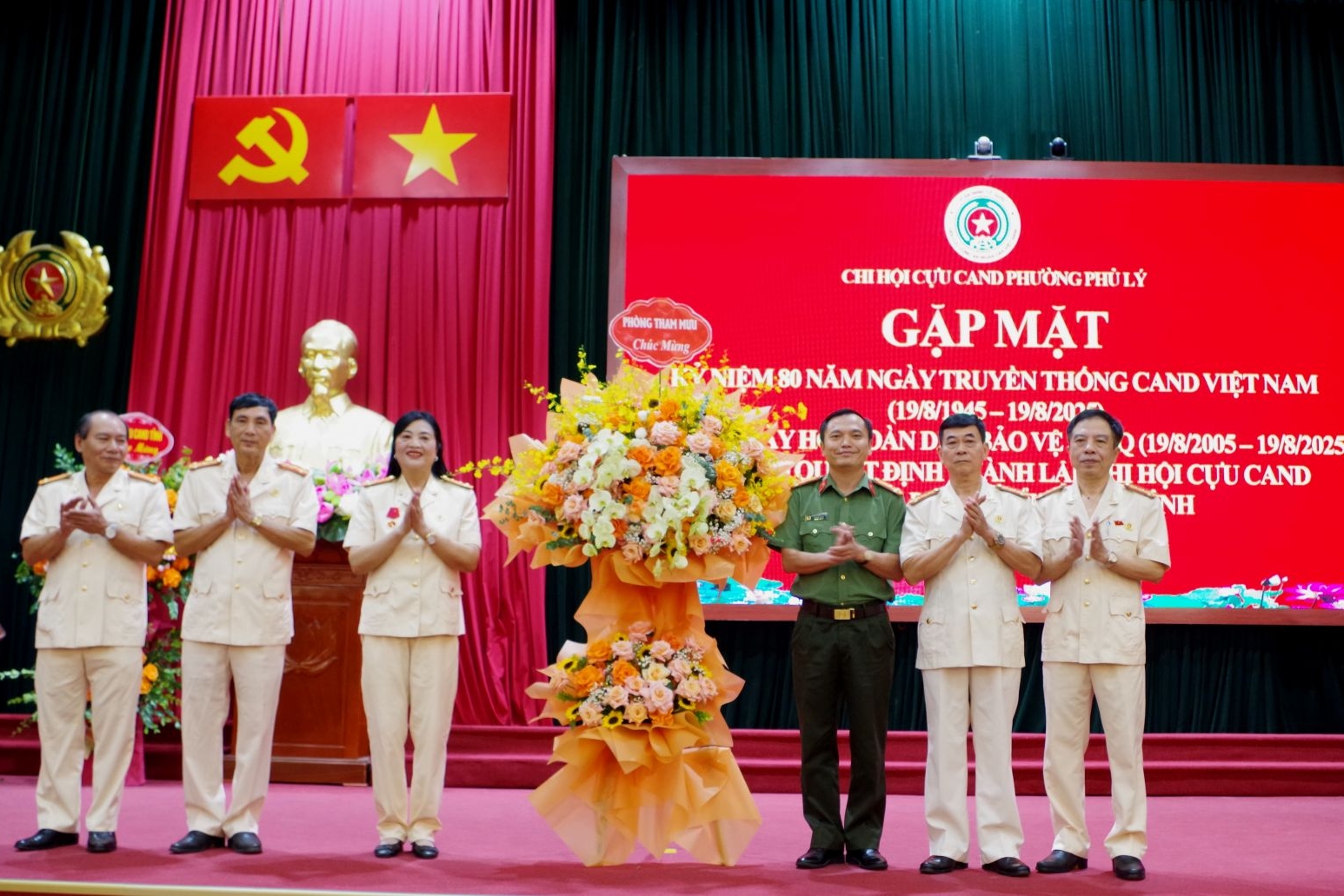 Ninh Bình: Gặp mặt kỷ niệm 80 năm Ngày truyền thống CAND Việt Nam và công bố Quyết định thành lập Chi hội Cựu CAND phường Phủ Lý