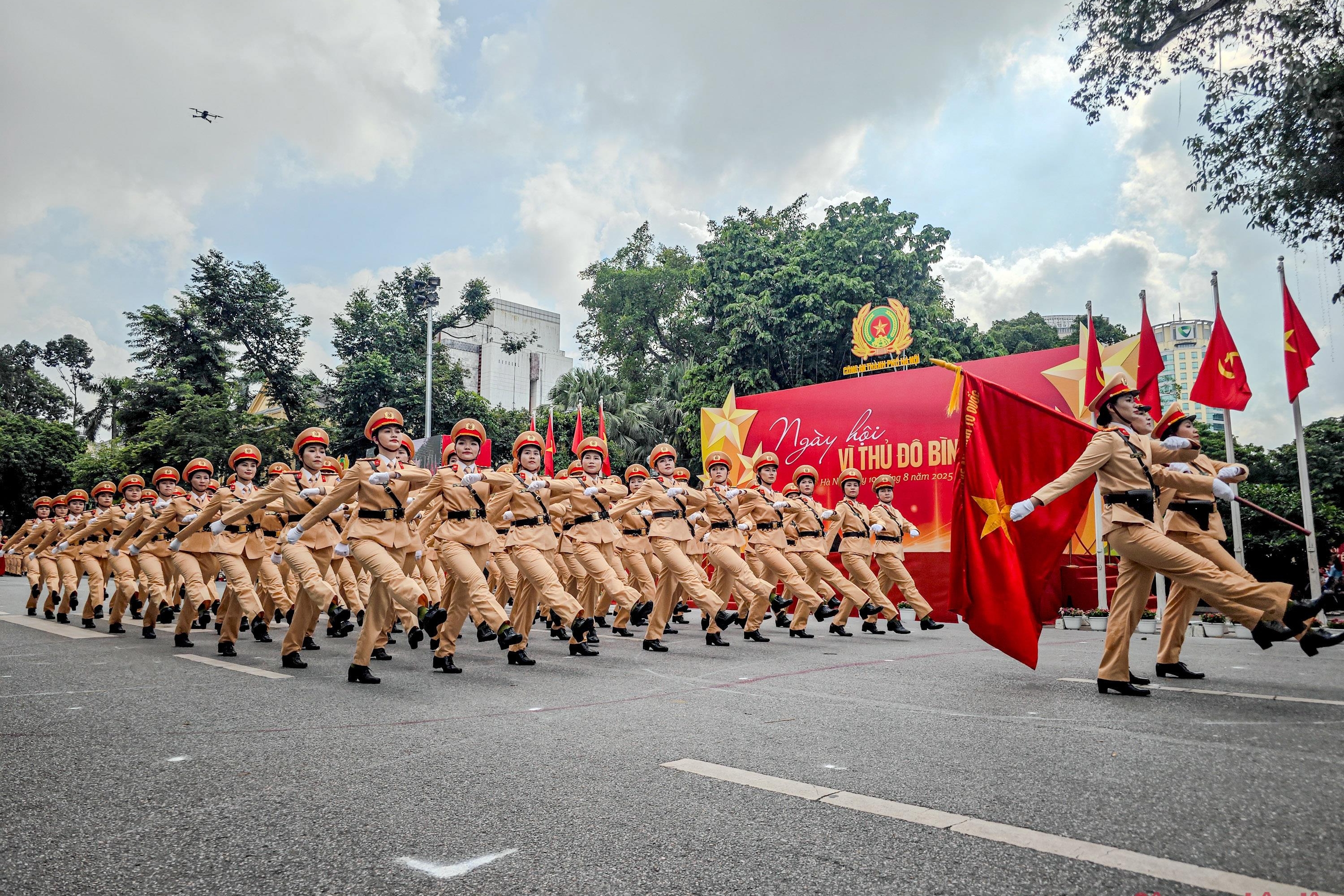 Ngắm các khối diễu binh, diễu hành của Công an Hà Nội trên đường phố Thủ đô