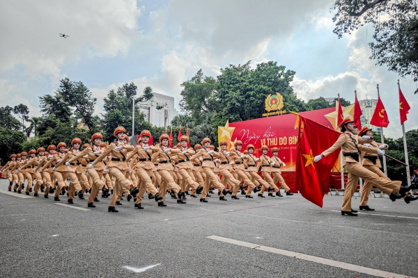 Ngắm các khối diễu binh, diễu hành của Công an Hà Nội trên đường phố Thủ đô