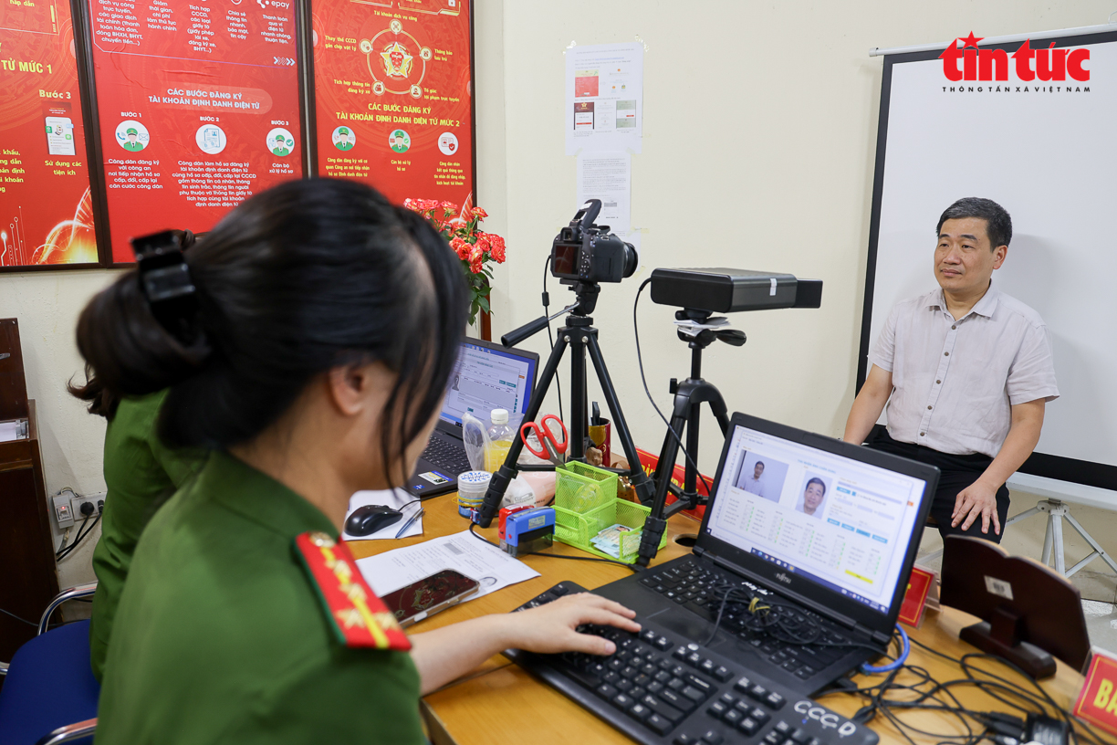 Hà Nội trong những ngày đầu đổi thẻ đảng viên theo chỉ đạo Trung ương Chú thích ảnh