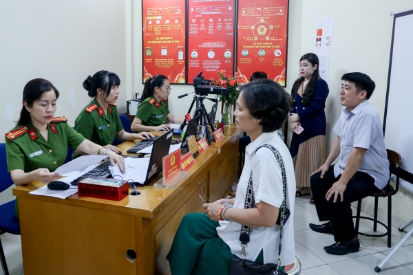 Hà Nội trong những ngày đầu đổi thẻ đảng viên theo chỉ đạo Trung ương