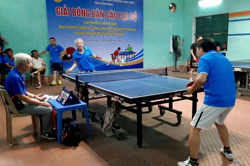 Chi hội CAND phường Nam Định tổ chức giải bóng bàn chào mừng 80 năm Ngày truyền thống CAND