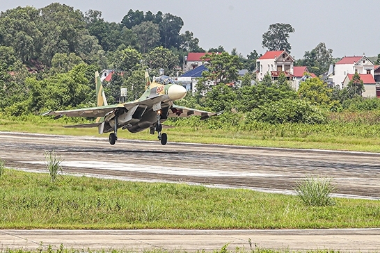 Không quân Việt Nam phô diễn sức mạnh trên bầu trời, chuẩn bị cho màn bay tại Đại lễ