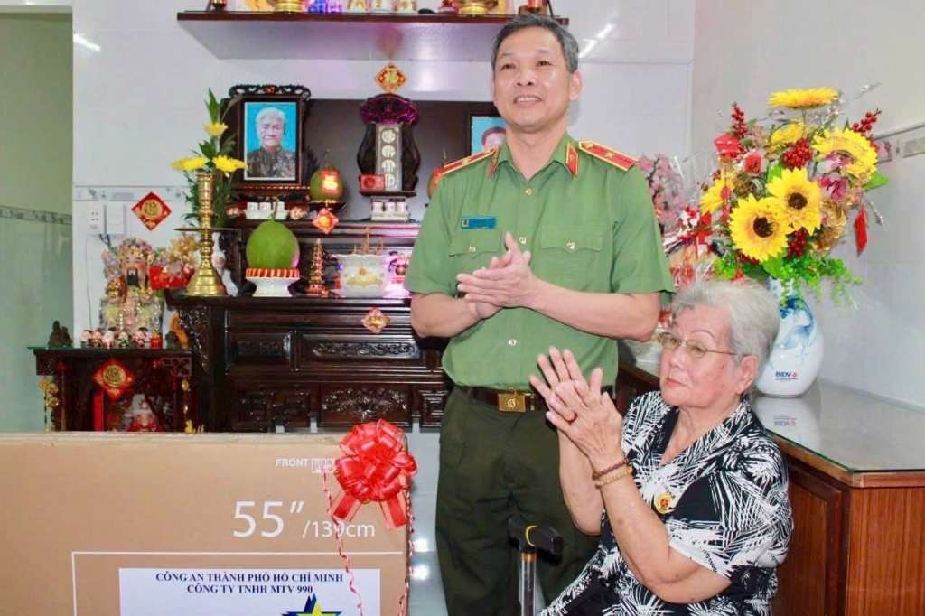 KHÁNH THÀNH “MÁI ẤM NGHĨA TÌNH” – TRAO YÊU THƯƠNG, GỬI TRỌN NGHĨA TÌNH ĐỒNG ĐỘI - Tin tức sự kiện 24h