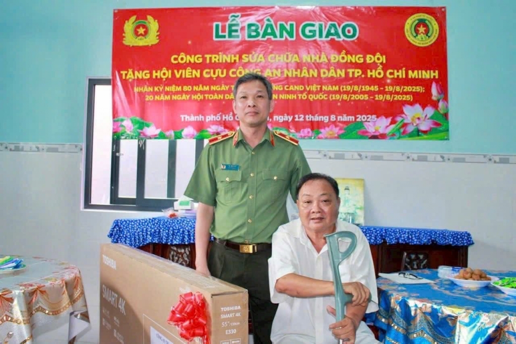 KHÁNH THÀNH “MÁI ẤM NGHĨA TÌNH” – TRAO YÊU THƯƠNG, GỬI TRỌN NGHĨA TÌNH ĐỒNG ĐỘI - Tin tức sự kiện 24h