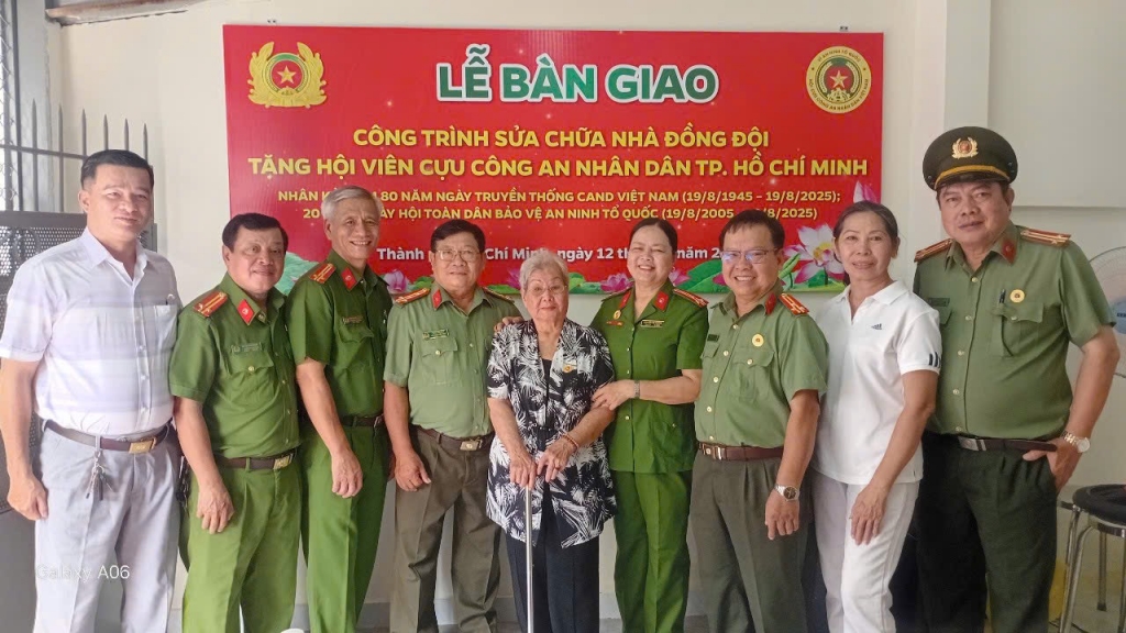 KHÁNH THÀNH “MÁI ẤM NGHĨA TÌNH” – TRAO YÊU THƯƠNG, GỬI TRỌN NGHĨA TÌNH ĐỒNG ĐỘI - Tin tức sự kiện 24h