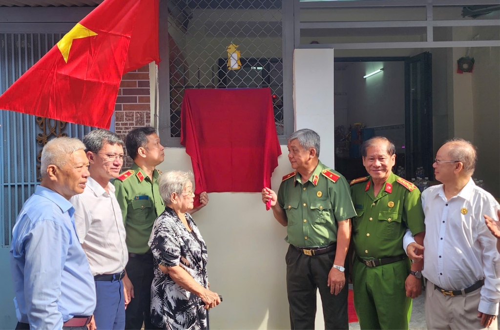 KHÁNH THÀNH “MÁI ẤM NGHĨA TÌNH” – TRAO YÊU THƯƠNG, GỬI TRỌN NGHĨA TÌNH ĐỒNG ĐỘI   Tin tức sự kiện 24h