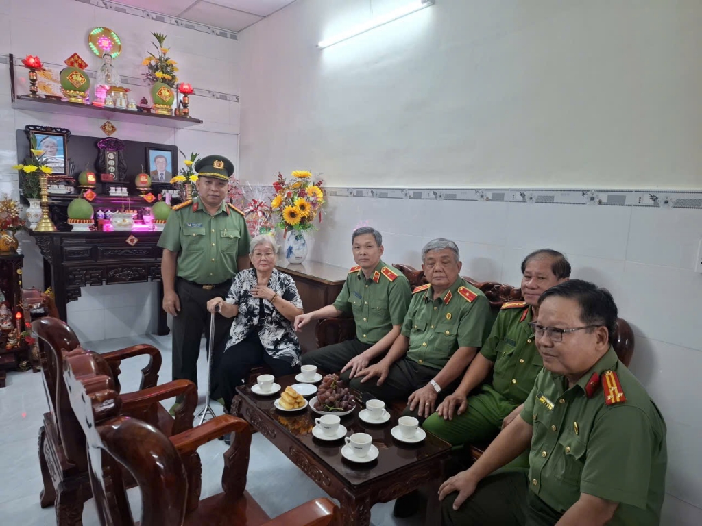KHÁNH THÀNH “MÁI ẤM NGHĨA TÌNH” – TRAO YÊU THƯƠNG, GỬI TRỌN NGHĨA TÌNH ĐỒNG ĐỘI   Tin tức sự kiện 24h