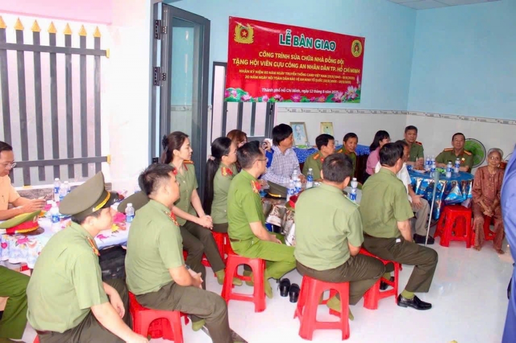 KHÁNH THÀNH “MÁI ẤM NGHĨA TÌNH” – TRAO YÊU THƯƠNG, GỬI TRỌN NGHĨA TÌNH ĐỒNG ĐỘI   Tin tức sự kiện 24h
