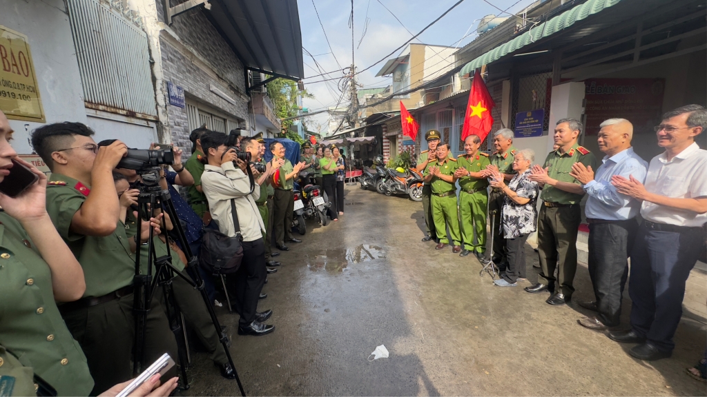 KHÁNH THÀNH “MÁI ẤM NGHĨA TÌNH” – TRAO YÊU THƯƠNG, GỬI TRỌN NGHĨA TÌNH ĐỒNG ĐỘI   Tin tức sự kiện 24h
