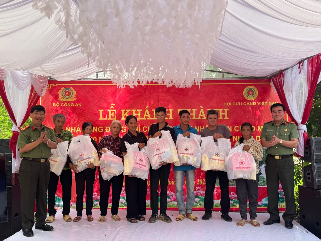Lạng Sơn bàn giao căn nhà Nghĩa tình đồng đội cho hội viên cựu CAND