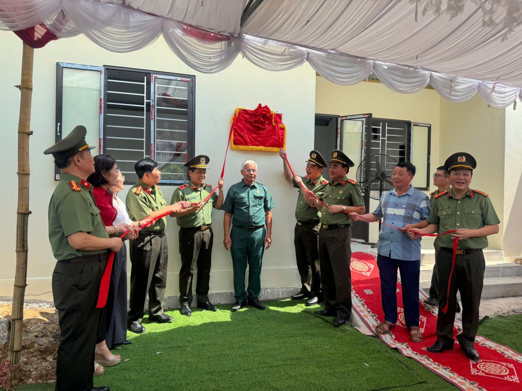 Lạng Sơn: Bàn giao căn nhà 