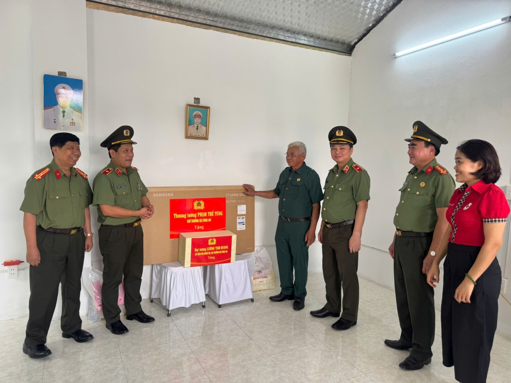 Lạng Sơn bàn giao căn nhà Nghĩa tình đồng đội cho hội viên cựu CAND