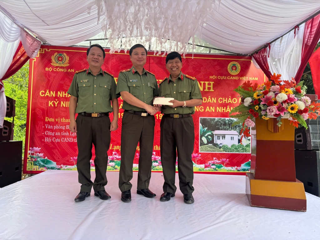 Lạng Sơn bàn giao căn nhà Nghĩa tình đồng đội cho hội viên cựu CAND