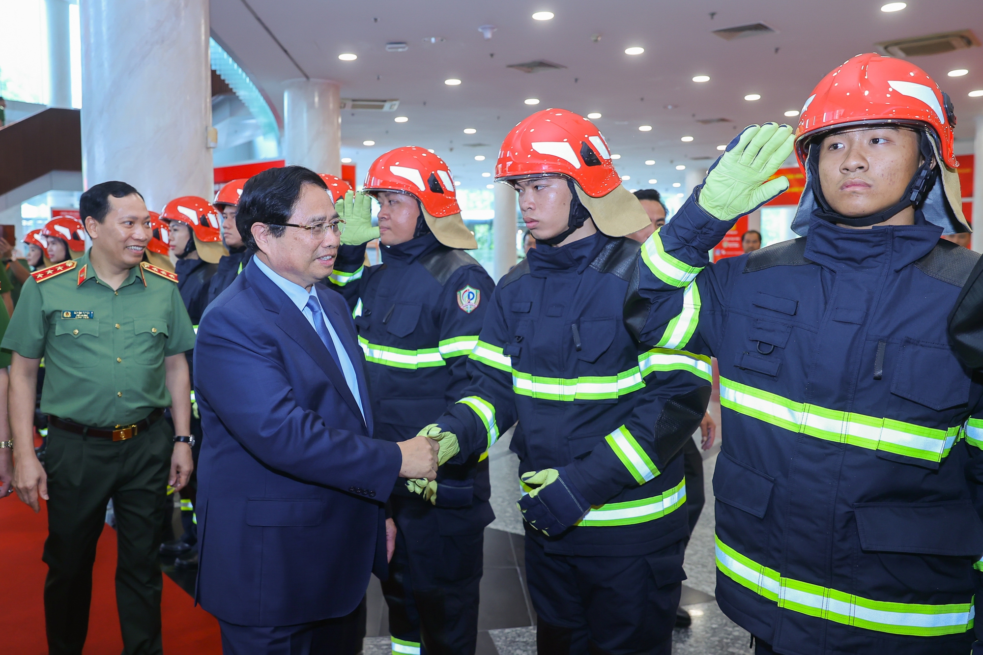 Thủ tướng: Xây dựng văn hóa phòng cháy, chữa cháy, phòng chống thiên tai, nâng cao kỹ năng cứu nạn, cứu hộ trong toàn dân- Ảnh 11. Thủ tướng: Xây dựng văn hóa phòng cháy, chữa cháy, phòng chống thiên tai, nâng cao kỹ năng cứu nạn, cứu hộ trong toàn dân- Ảnh 11.