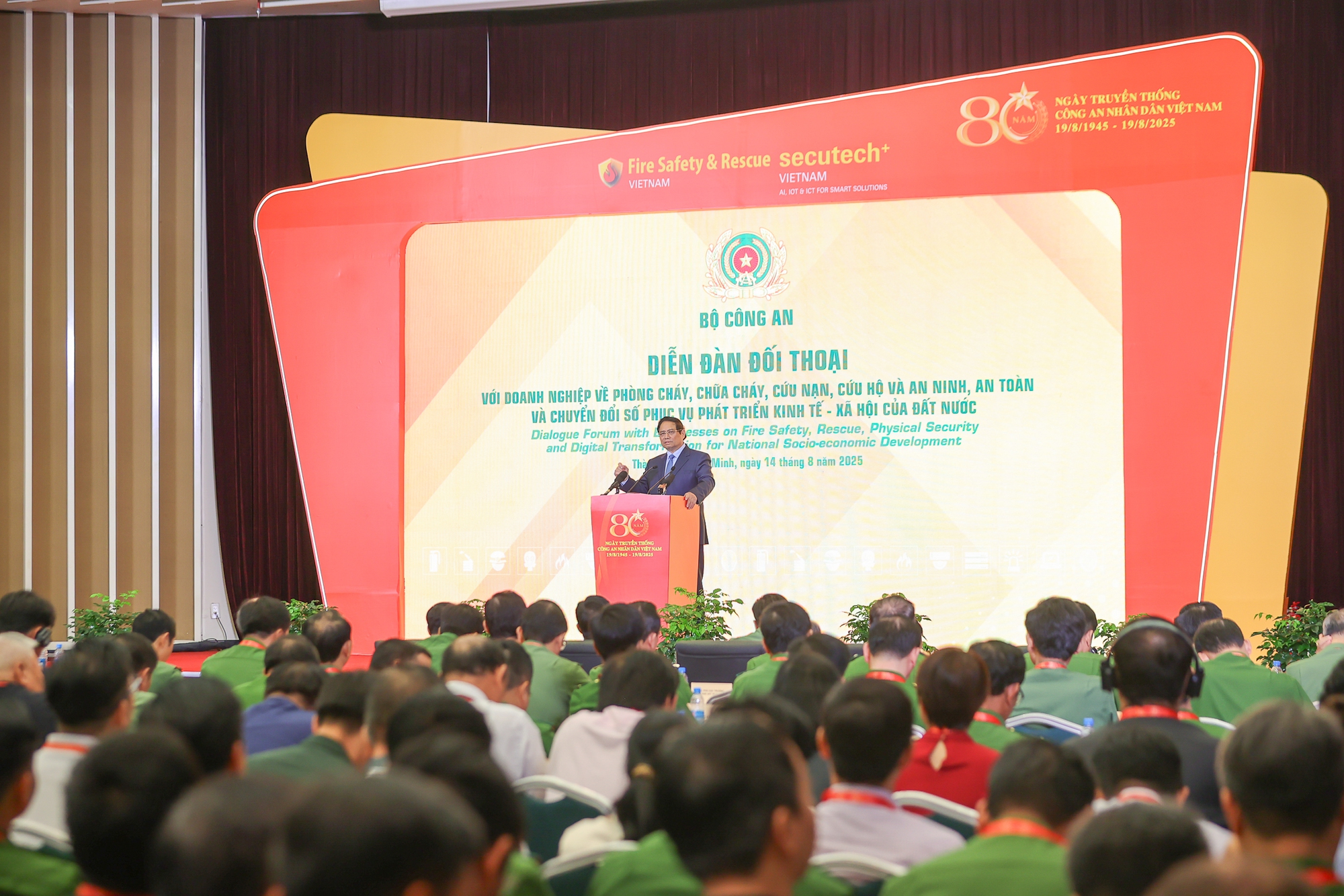 Thủ tướng: Xây dựng văn hóa phòng cháy, chữa cháy, phòng chống thiên tai, nâng cao kỹ năng cứu nạn, cứu hộ trong toàn dân- Ảnh 2. Thủ tướng: Xây dựng văn hóa phòng cháy, chữa cháy, phòng chống thiên tai, nâng cao kỹ năng cứu nạn, cứu hộ trong toàn dân- Ảnh 2.