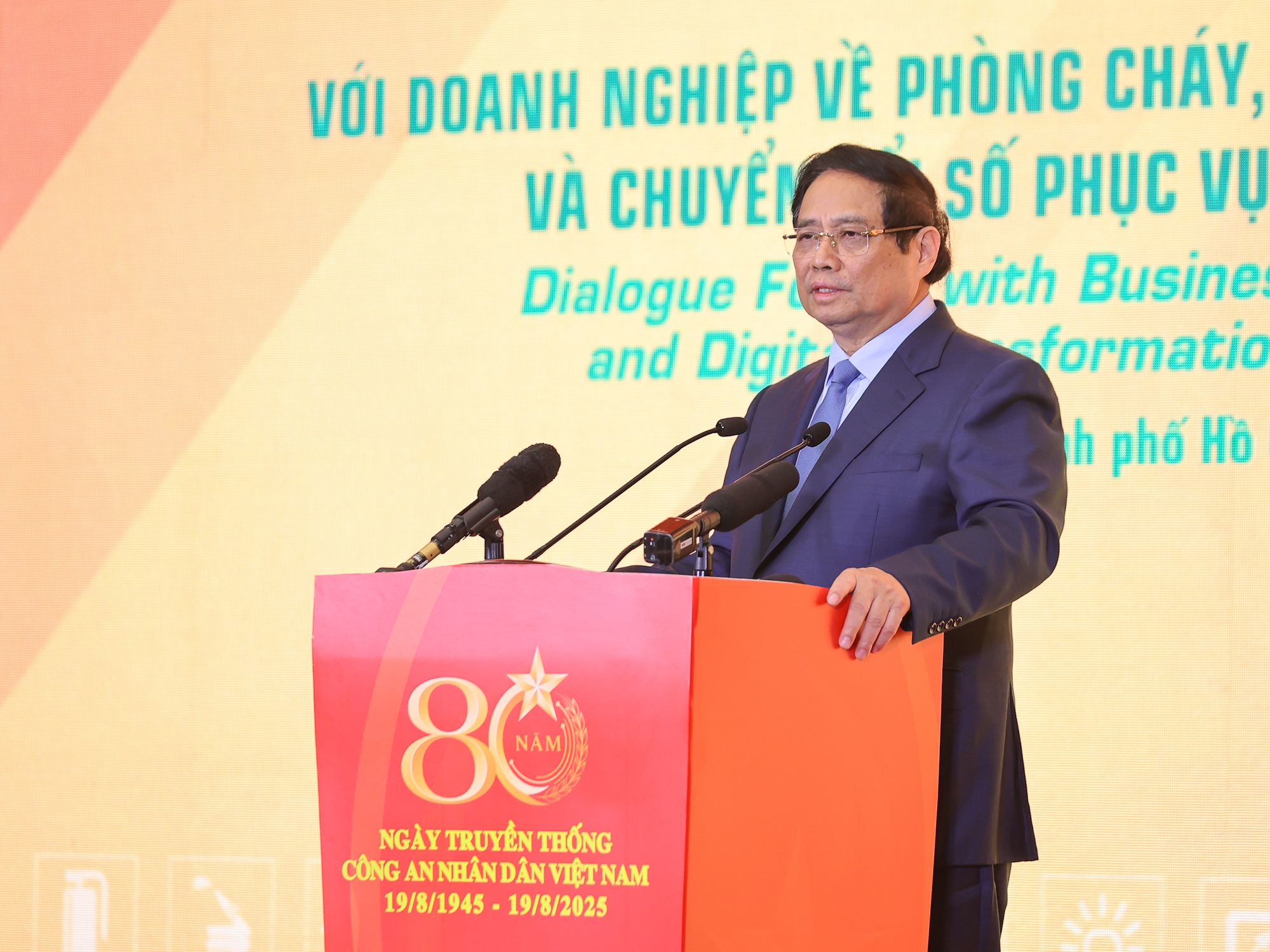 Thủ tướng: Xây dựng văn hóa phòng cháy, chữa cháy, phòng chống thiên tai, nâng cao kỹ năng cứu nạn, cứu hộ trong toàn dân- Ảnh 9. Thủ tướng: Xây dựng văn hóa phòng cháy, chữa cháy, phòng chống thiên tai, nâng cao kỹ năng cứu nạn, cứu hộ trong toàn dân- Ảnh 9.