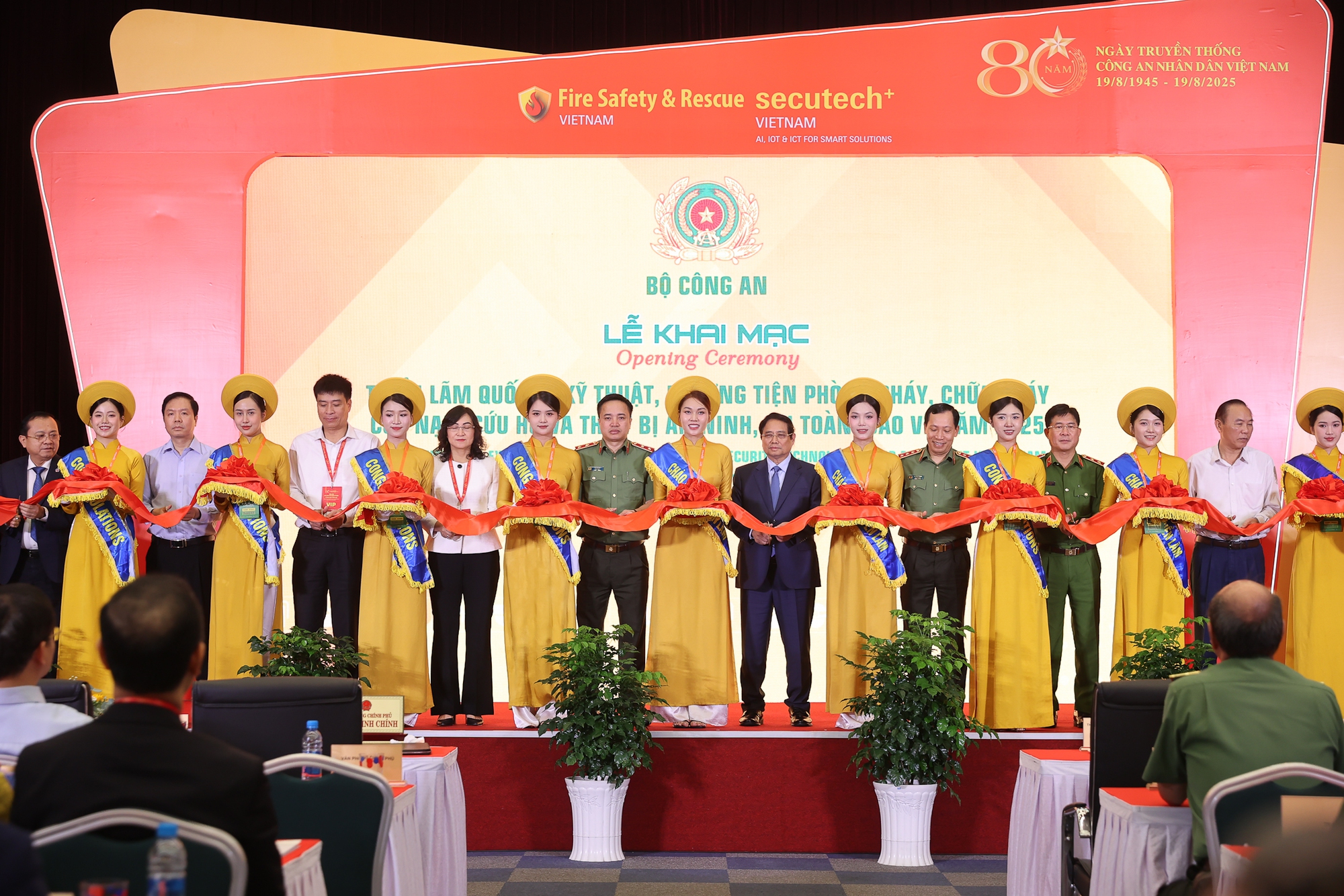 Thủ tướng: Xây dựng văn hóa phòng cháy, chữa cháy, phòng chống thiên tai, nâng cao kỹ năng cứu nạn, cứu hộ trong toàn dân- Ảnh 10. Thủ tướng: Xây dựng văn hóa phòng cháy, chữa cháy, phòng chống thiên tai, nâng cao kỹ năng cứu nạn, cứu hộ trong toàn dân- Ảnh 10.