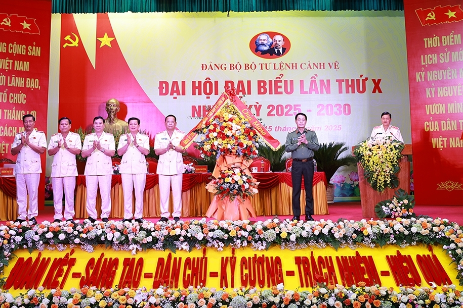 Chủ động, sáng tạo, sẵn sàng xả thân vì sự nghiệp bảo vệ Đảng và Lãnh tụ