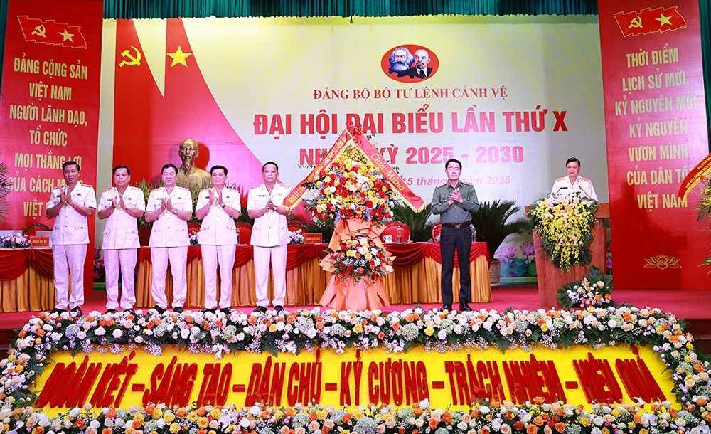 Chủ động, sáng tạo, sẵn sàng xả thân vì sự nghiệp bảo vệ Đảng và Lãnh tụ