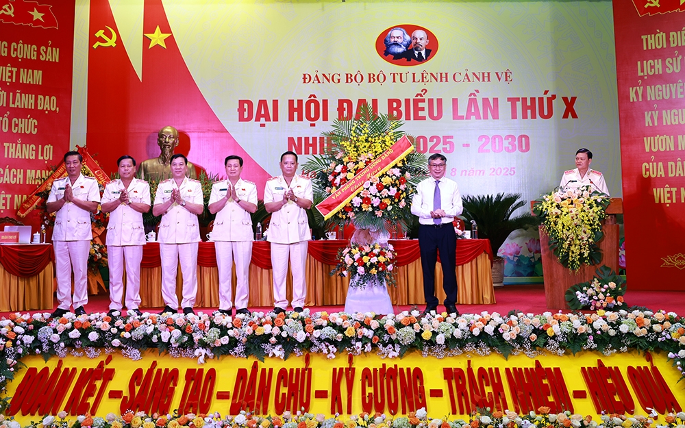 Chủ động, sáng tạo, sẵn sàng xả thân vì sự nghiệp bảo vệ Đảng và Lãnh tụ
