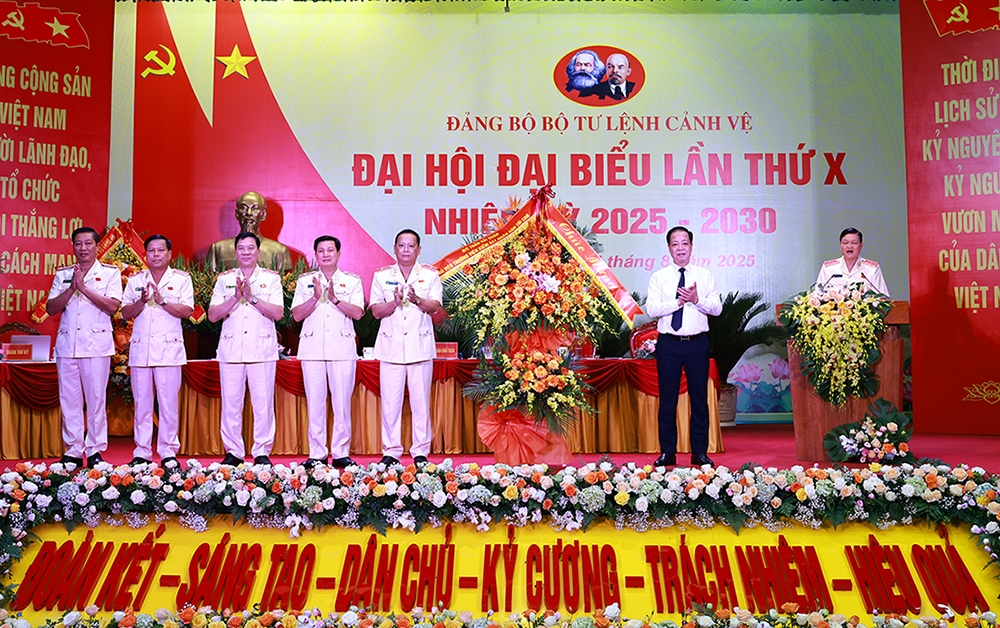 Chủ động, sáng tạo, sẵn sàng xả thân vì sự nghiệp bảo vệ Đảng và Lãnh tụ