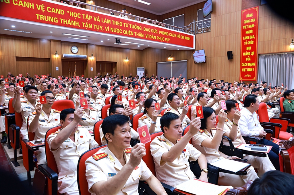 Chủ động, sáng tạo, sẵn sàng xả thân vì sự nghiệp bảo vệ Đảng và Lãnh tụ