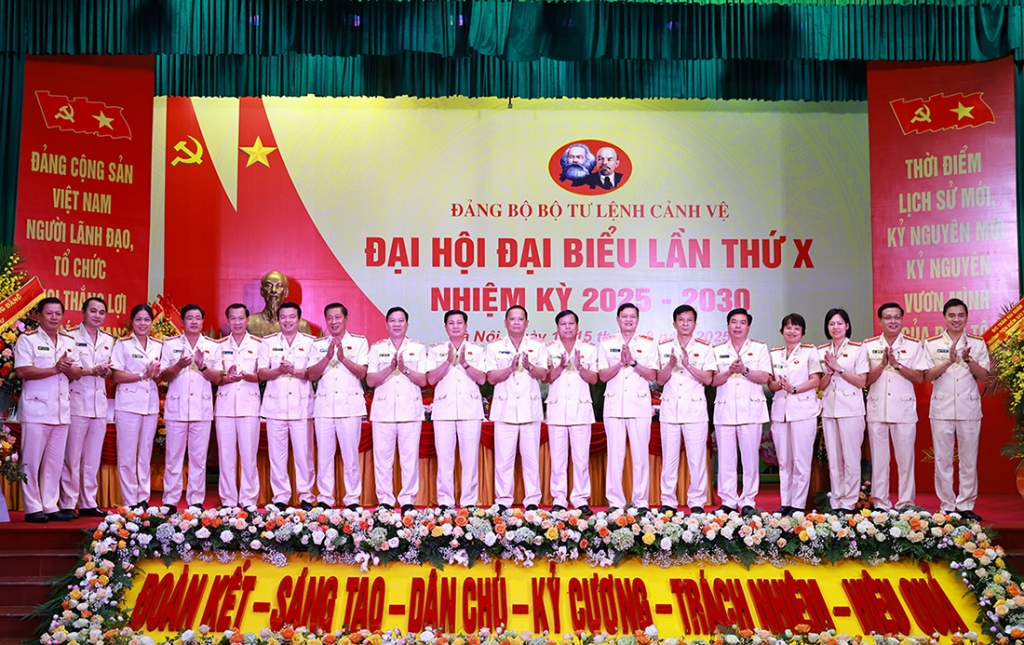Chủ động, sáng tạo, sẵn sàng xả thân vì sự nghiệp bảo vệ Đảng và Lãnh tụ