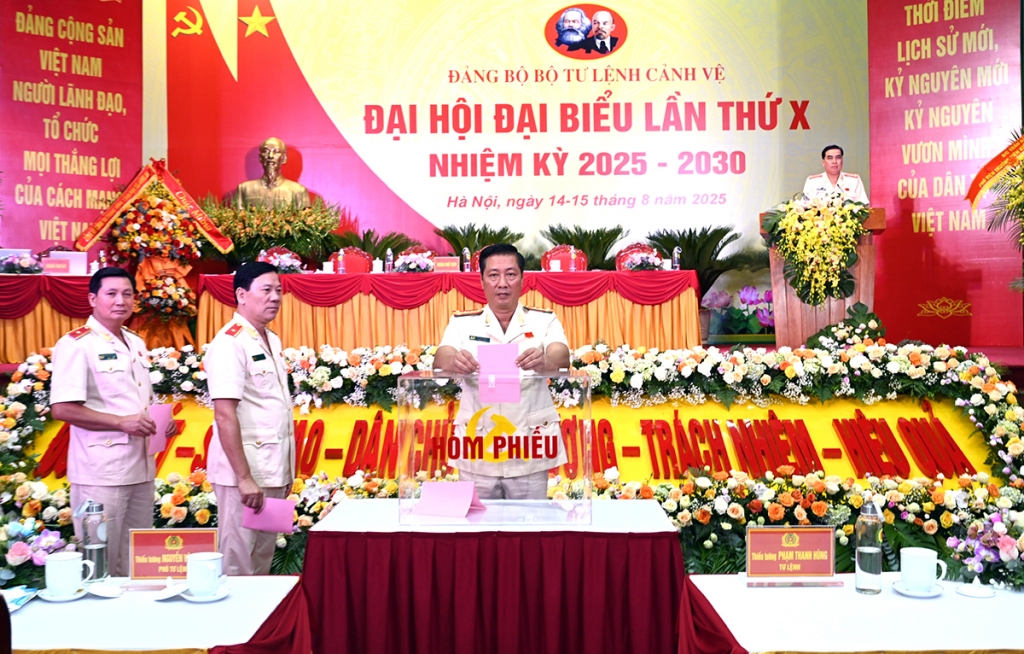 Chủ động, sáng tạo, sẵn sàng xả thân vì sự nghiệp bảo vệ Đảng và Lãnh tụ