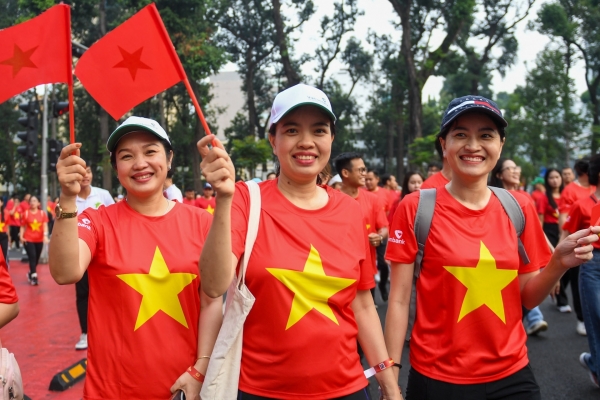 Hàng trăm nghìn người mặc áo cờ đỏ sao vàng đi bộ mừng Quốc khánh