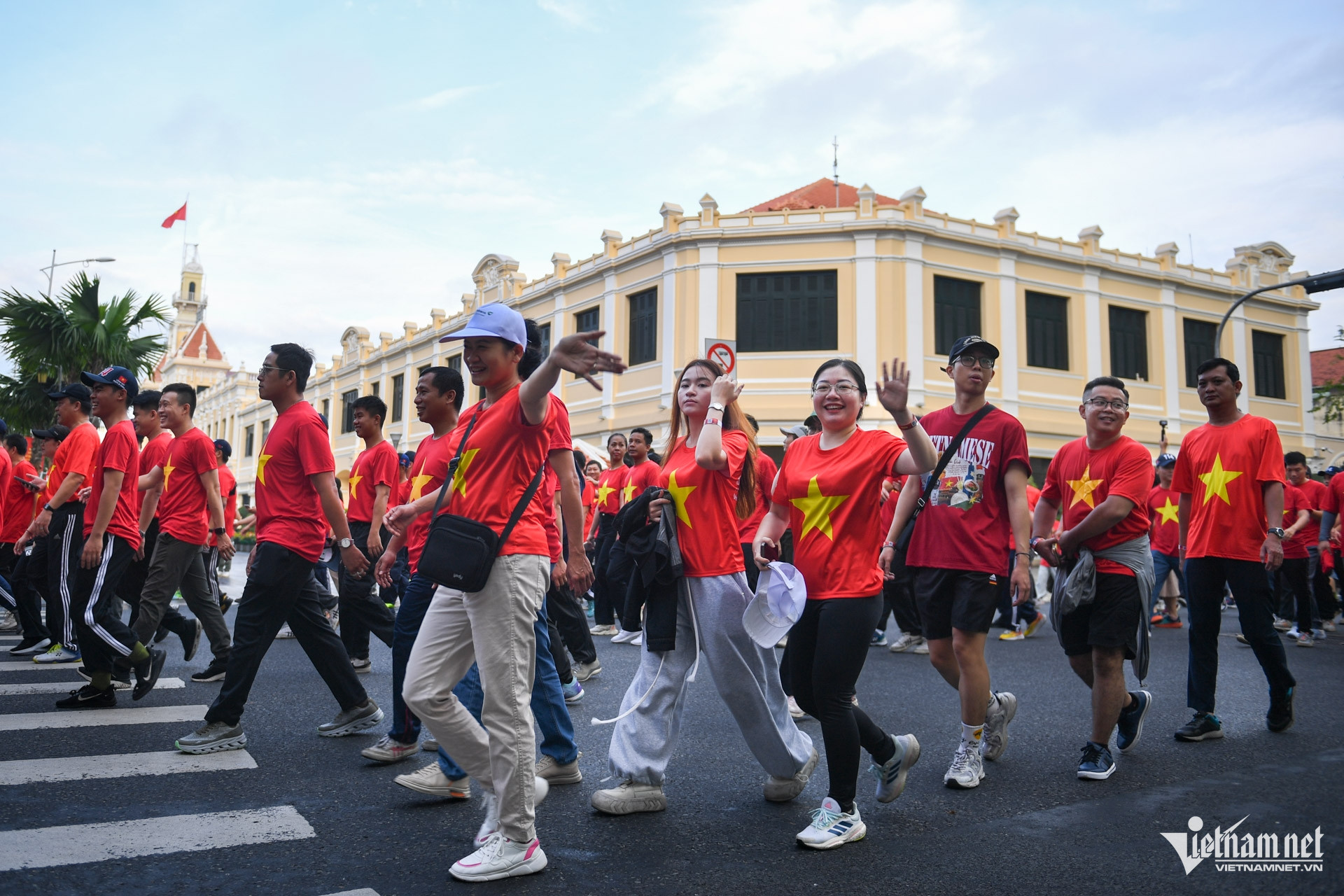 W-cờ đỏ sao vàng TPHCM 4.jpg