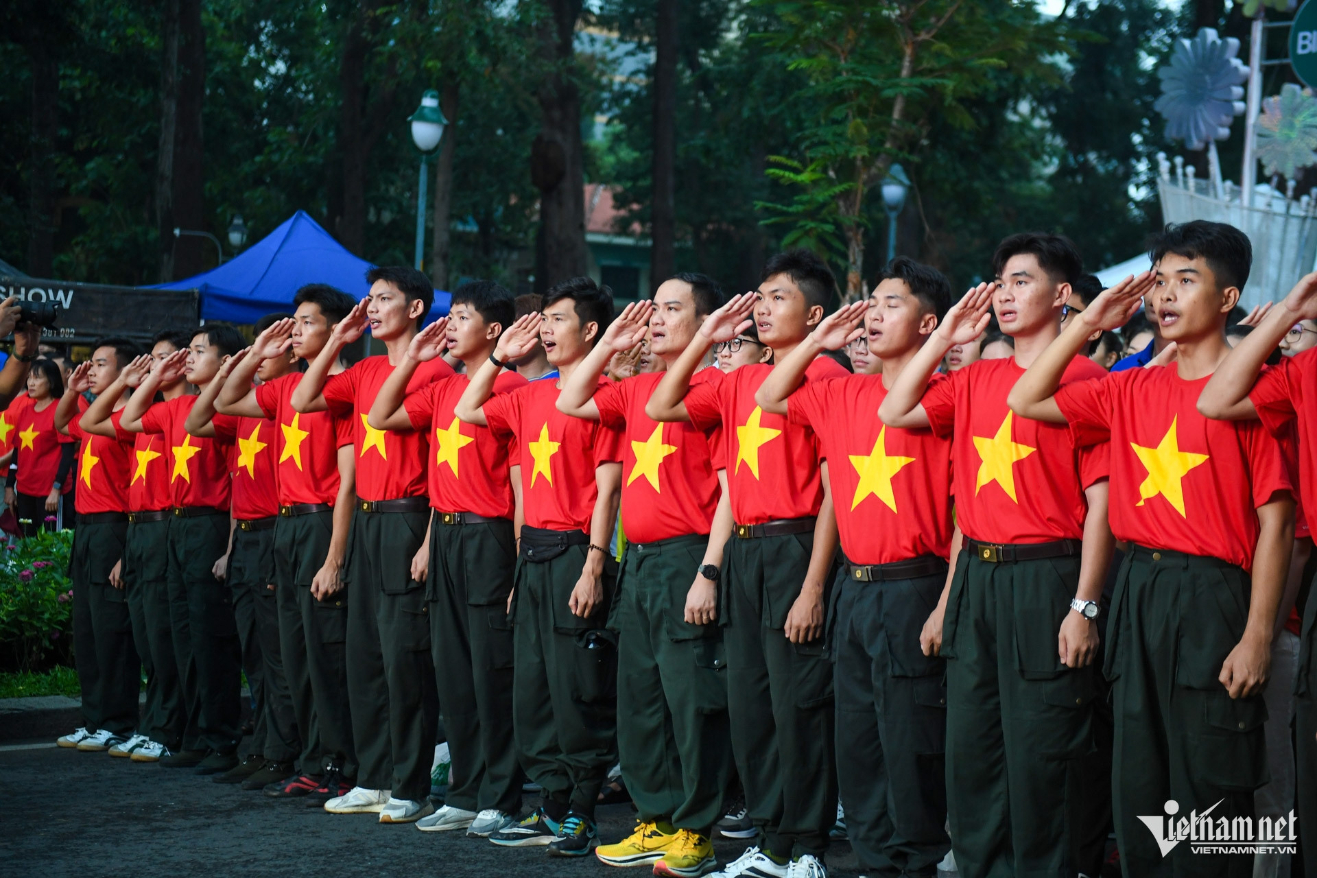 W-cờ đỏ sao vàng TPHCM 8.jpg