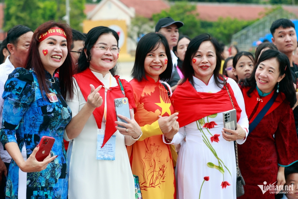 Hàng trăm nghìn người mặc áo cờ đỏ sao vàng đi bộ mừng Quốc khánh