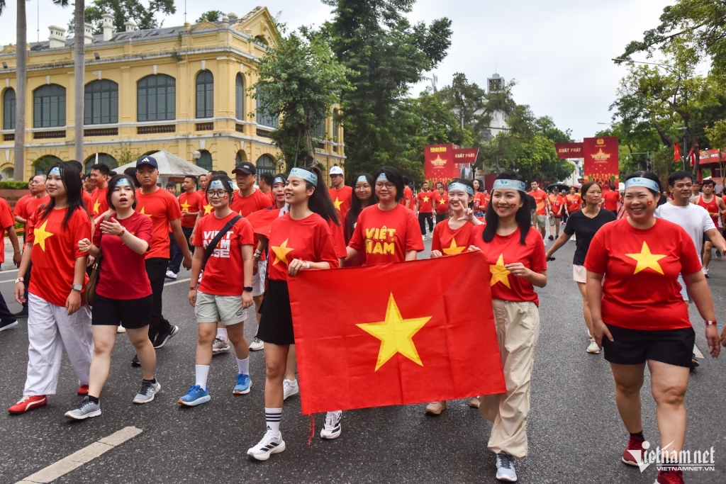 Hàng trăm nghìn người mặc áo cờ đỏ sao vàng đi bộ mừng Quốc khánh