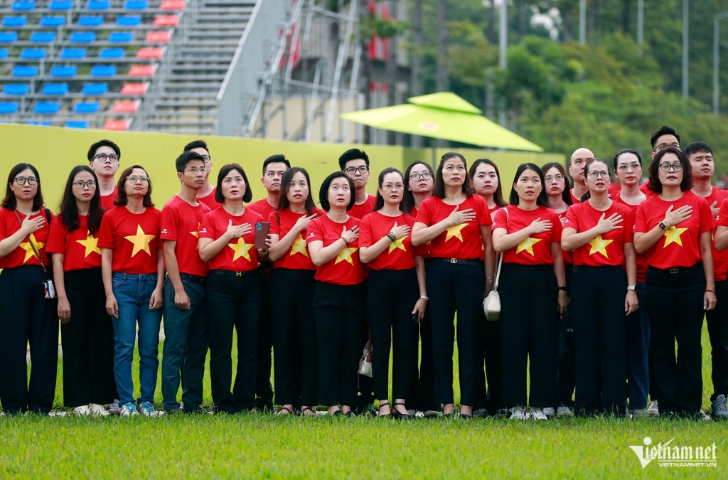 Hàng trăm nghìn người mặc áo cờ đỏ sao vàng đi bộ mừng Quốc khánh