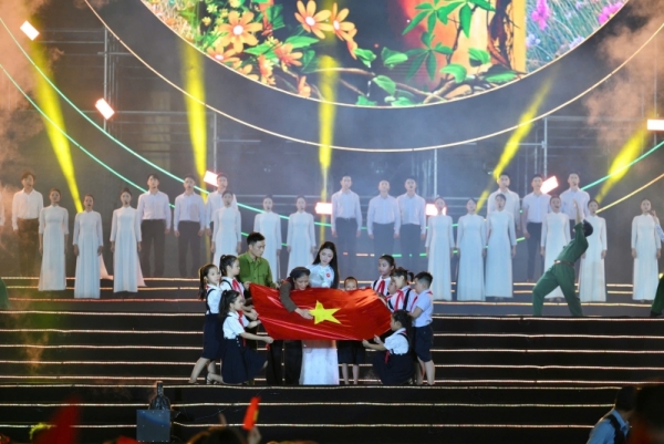 Chương trình nghệ thuật “Tự hào là người Việt Nam”: Hoành tráng, mãn nhãn và đầy cảm xúc