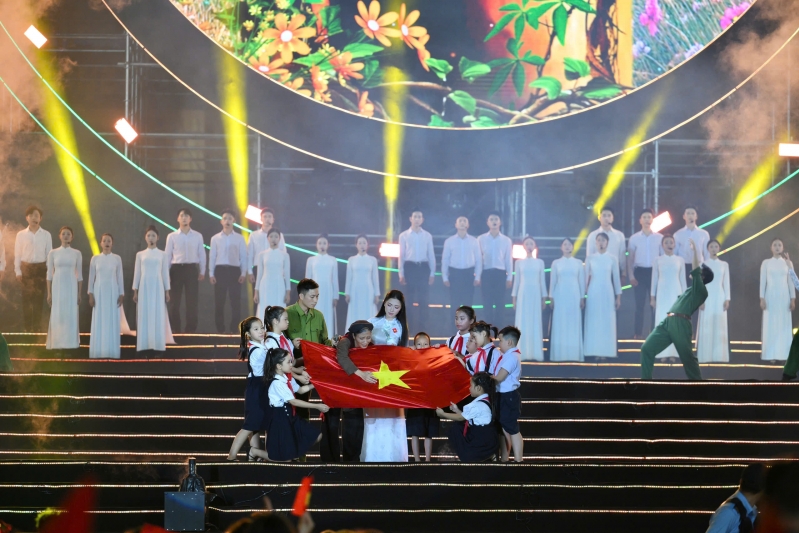 Chương trình nghệ thuật “Tự hào là người Việt Nam”: Hoành tráng, mãn nhãn và đầy cảm xúc