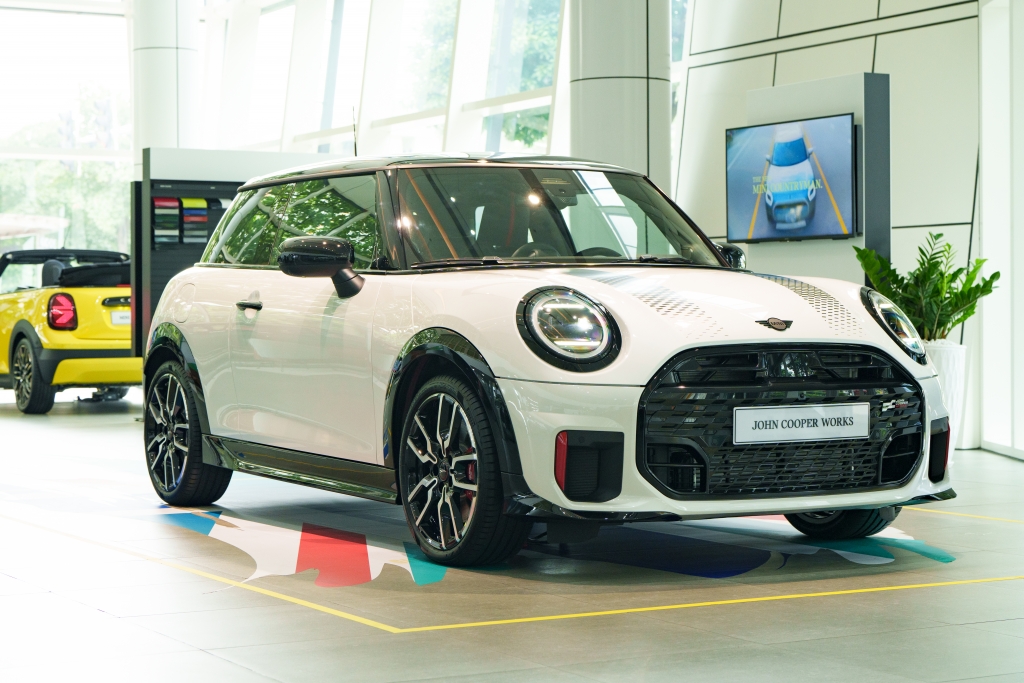 Cặp đôi MINI John Cooper Works thế hệ mới ra mắt Việt Nam