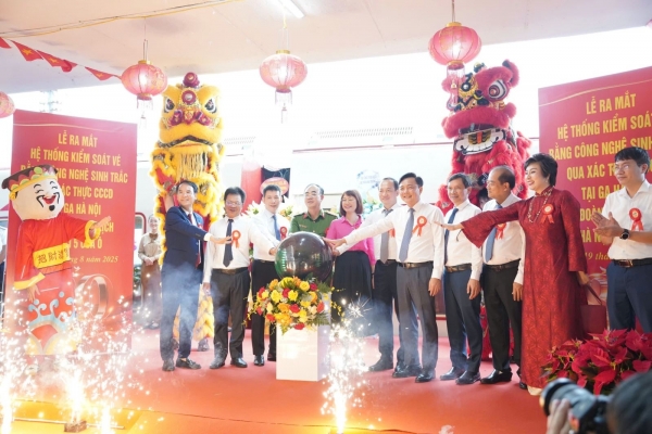 Ra mắt Đoàn tàu 5 cửa ô và hệ thống kiểm soát vé bằng công nghệ sinh trắc học
