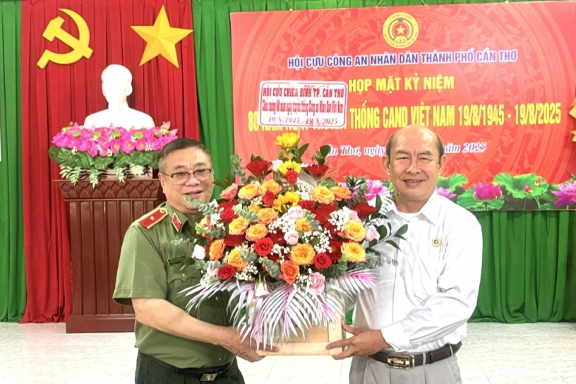 Chủ tịch Hội Cựu CAND TP Cần Thơ tiếp lãnh đạo Hội Cựu Chiến binh đến chúc mừng Ngày truyền thống CAND