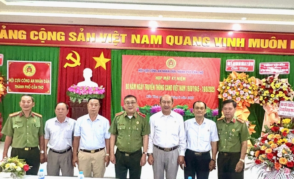 Chủ tịch Hội Cựu CAND TP Cần Thơ tiếp lãnh đạo Hội Cựu Chiến binh đến chúc mừng Ngày truyền thống CAND