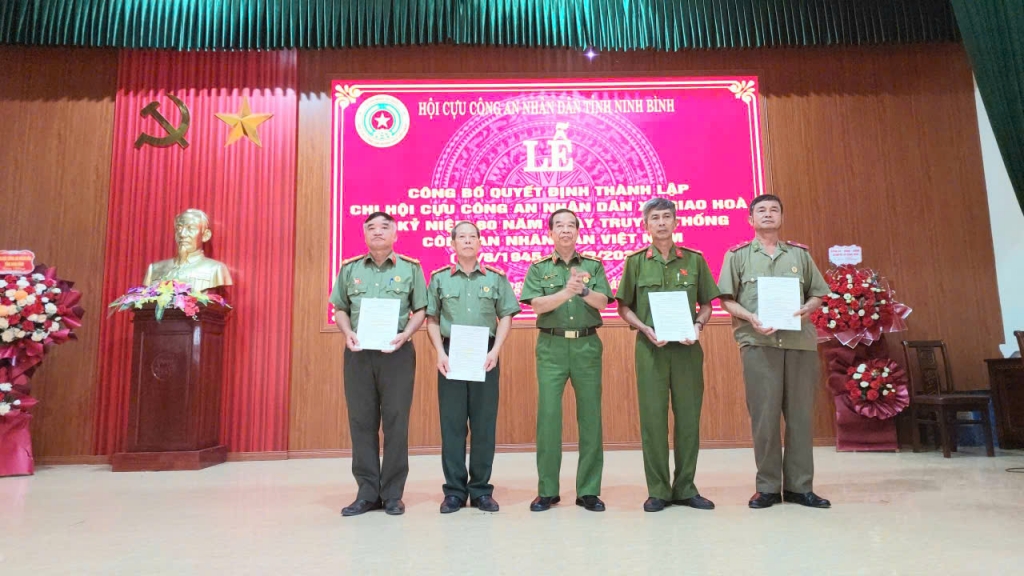 Ninh Bình: Công bố quyết định thành lập Chi hội Cựu CAND xã Giao Hòa Ninh Bình: Công bố quyết định thành lập Chi hội Cựu CAND xã Giao Hòa