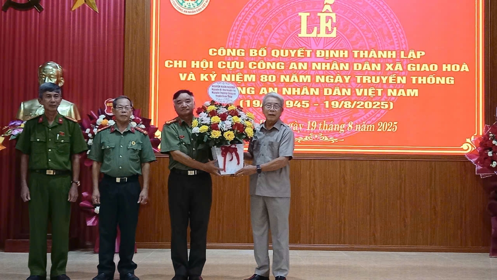Ninh Bình: Công bố quyết định thành lập Chi hội Cựu CAND xã Giao Hòa Ninh Bình: Công bố quyết định thành lập Chi hội Cựu CAND xã Giao Hòa
