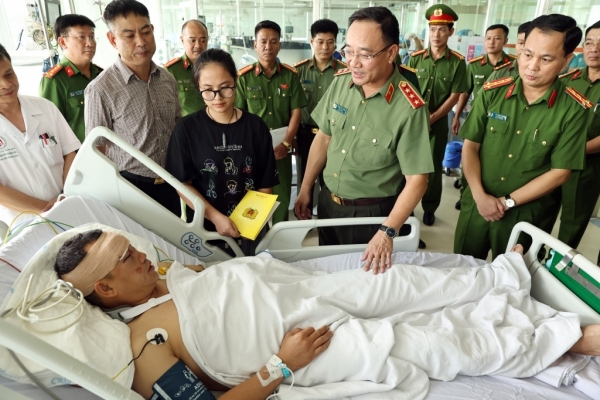 Thứ trưởng Phạm Thế Tùng thăm hỏi, động viên cán bộ Công an bị thương khi làm nhiệm vụ