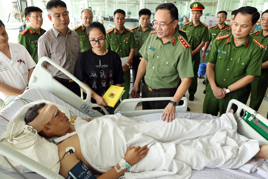 Thứ trưởng Phạm Thế Tùng thăm hỏi, động viên cán bộ Công an bị thương khi làm nhiệm vụ