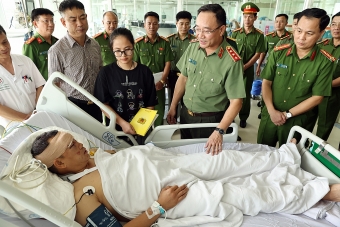 Thứ trưởng Phạm Thế Tùng thăm hỏi, động viên cán bộ Công an bị thương khi làm nhiệm vụ
