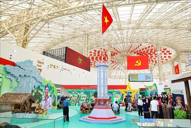 Triển lãm thành tựu đất nước nhộn nhịp ngày khai mạc